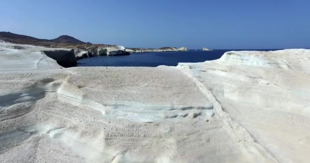 Vuelo sobre la famosa playa de Sarakiniko, isla de Milos Cícladas, Grecia — Vídeo de stock