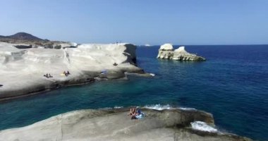 ünlü plaj, Sarakiniko üzerinde Milos Adası uçuş