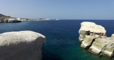 ünlü plaj, Sarakiniko üzerinde Milos Adası Kiklad Adaları, Yunanistan uçuş