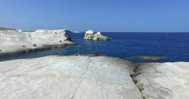 ünlü plaj, Sarakiniko üzerinde Milos Adası Kiklad Adaları, Yunanistan uçuş