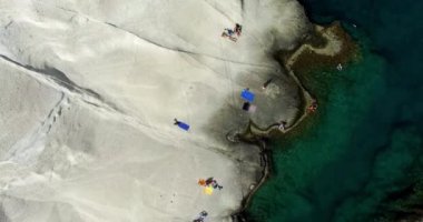 ünlü plaj, Sarakiniko üzerinde Milos Adası Kiklad Adaları, Yunanistan uçuş