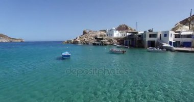 Sirmate - geleneksel balıkçı'nın ile doğal Mandrakia köy evleri, Milos Adası, Kiklad Adaları, Yunanistan.