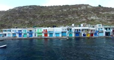 Sirmate - geleneksel balıkçı'nın ile doğal Mandrakia köy evleri, Milos Adası, Kiklad Adaları, Yunanistan.