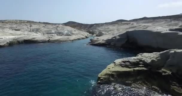 Repülés során a híres Sarakiniko beach, Milos island Kükládok, Görögország — Stock videók