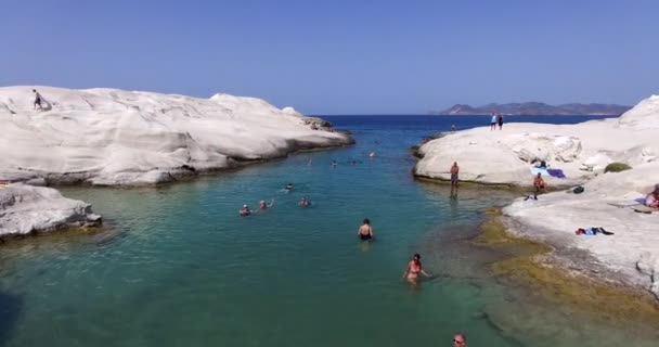 Ünlü plaj, Sarakiniko üzerinde Milos Adası uçuş — Stok video