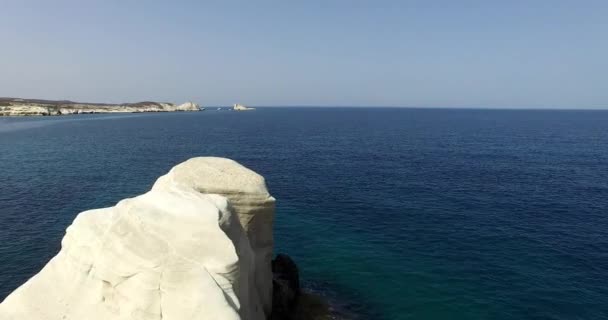 Voo sobre a famosa praia de Sarakiniko, Milos ilha Cyclades, Grécia — Vídeo de Stock