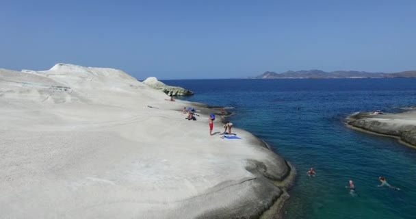 Vuelo sobre la famosa playa de Sarakiniko, isla de Milos — Vídeo de stock