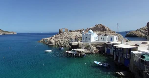 Village pittoresque de Mandchourie avec compagnon - maisons de pêcheurs traditionnelles, île de Milos, Cyclades, Grèce .