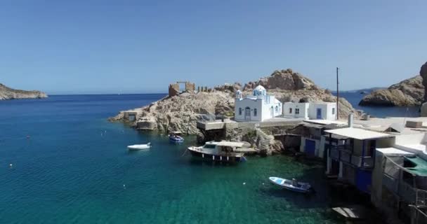 Vila de Mandrakia cênica com sirmate - casas de pescadores tradicionais, ilha de Milos, Cíclades, Grécia . — Vídeo de Stock