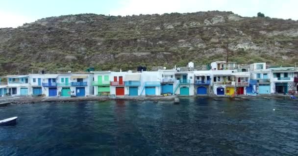 Village pittoresque de Mandchourie avec compagnon - maisons de pêcheurs traditionnelles, île de Milos, Cyclades, Grèce . — Video