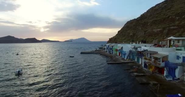 Vila de Mandrakia cênica com sirmate - casas de pescadores tradicionais, ilha de Milos, Cíclades, Grécia . — Vídeo de Stock