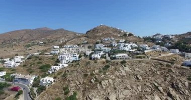 güzel beyaz evleri ve kiliseleri ile IOS şehir üzerinde uçuş