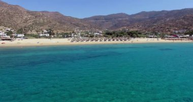 Yunan Adası Ios Island, Kiklad Adaları, Yunanistan plajları üzerinde uçuş.
