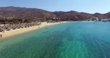 Yunan Adası Ios Island, Kiklad Adaları, Yunanistan plajları üzerinde uçuş.
