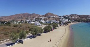 Yunan Adası Ios Island, Kiklad Adaları, Yunanistan plajları üzerinde uçuş.