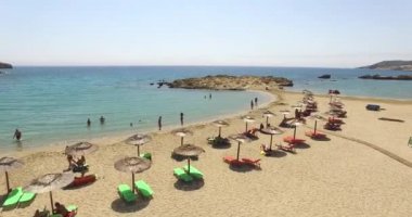 Yunan Adası Ios Island, Kiklad Adaları, Yunanistan plajları üzerinde uçuş.