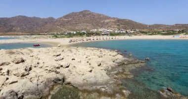  Yunan Adası Ios Island, Kiklad Adaları, Yunanistan plajları üzerinde uçuş.