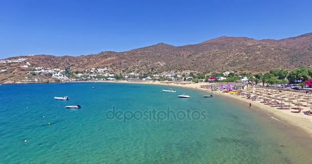 Voo sobre as praias da ilha grega de Ios ilha, Cyclades, Grécia . — Vídeo de Stock