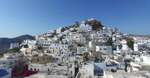 Vuelo sobre la ciudad de Ios con sus hermosas casas blancas e iglesias — Vídeos de Stock