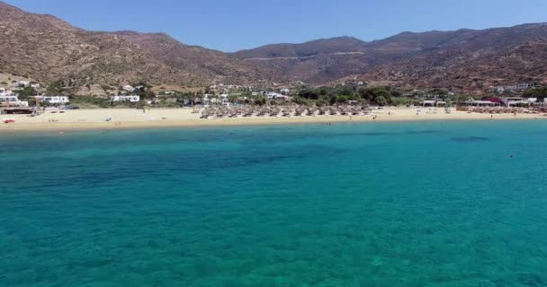 イオス島のギリシャの島、ギリシャのビーチの上空飛行します。. — ストック動画