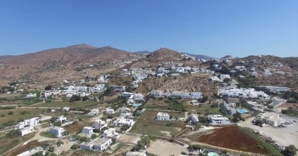 Полет над городом Иос с его красивыми белыми домами и церквями — стоковое видео