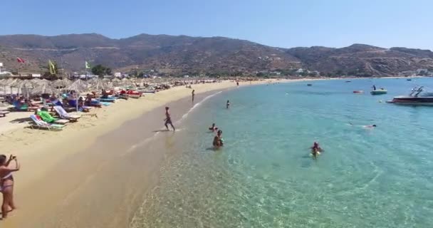 Penerbangan di atas pantai pulau Yunani Ios, Cyclades, Yunani . — Stok Video