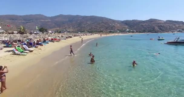 Voo sobre as praias da ilha grega de Ios ilha, Cyclades, Grécia . — Vídeo de Stock