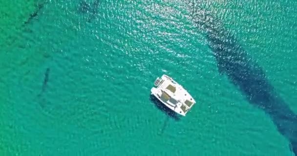 Vuelo desde yate en el mar en la isla de Ios, Grecia . — Vídeos de Stock