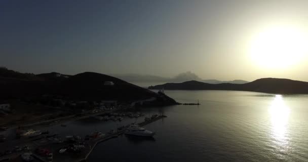 Voo sobre uma piscina ao pôr do sol e ao mar. Ilha de Ios, Grécia — Vídeo de Stock