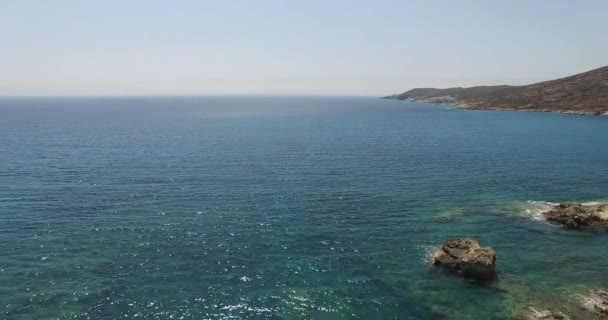 Ios의 그리스 섬 섬, Cyclades를 그리스의 해변에 비행. — 비디오