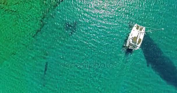 Vuelo desde yate en el mar en la isla de Ios, Grecia . — Vídeos de Stock