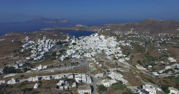 Survol de la ville d'Ios avec ses belles maisons blanches et ses églises — Video