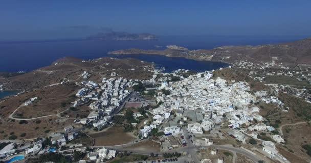 survol de la ville d'Ios avec ses belles maisons blanches et ses églises 