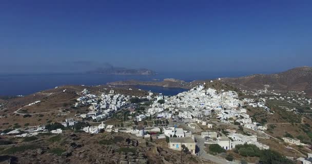 survol de la ville d'Ios avec ses belles maisons blanches et ses églises 