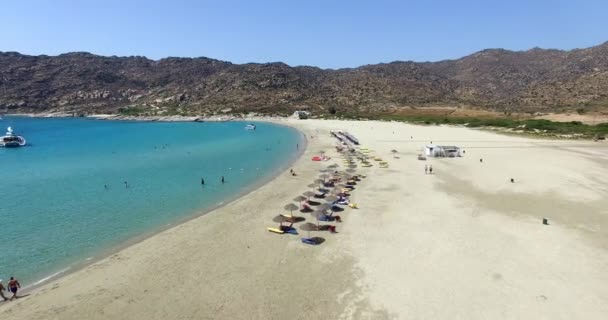 イオス島のギリシャの島、ギリシャのビーチの上空飛行します。. — ストック動画