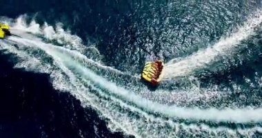 Şişme deniz taşıtları teknede eğleniyor turist