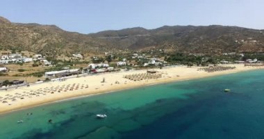 Yunan Adası Ios Island, Kiklad Adaları, Yunanistan plajları üzerinde uçuş.