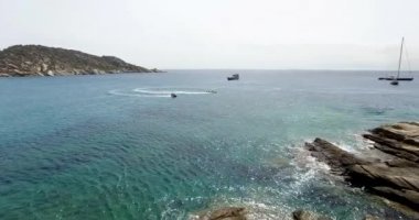 Şişme deniz taşıtları teknede eğleniyor turist