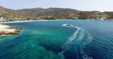 Şişme deniz taşıtları teknede eğleniyor turist