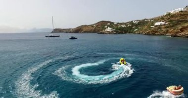 Şişme deniz taşıtları teknede eğleniyor turist