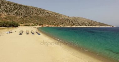 Yunan Adası Ios Island, Kiklad Adaları, Yunanistan plajları üzerinde uçuş.