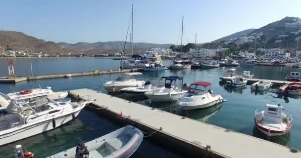 그리스의 Ios의 항구를 통해 비행 Cyclades 섬. — 비디오