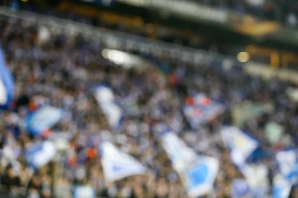 Wazig veld met verlichting en vol met toeschouwers in het stadion — Stockfoto