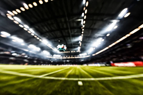 Wazig veld met verlichting en vol met toeschouwers in het stadion — Stockfoto