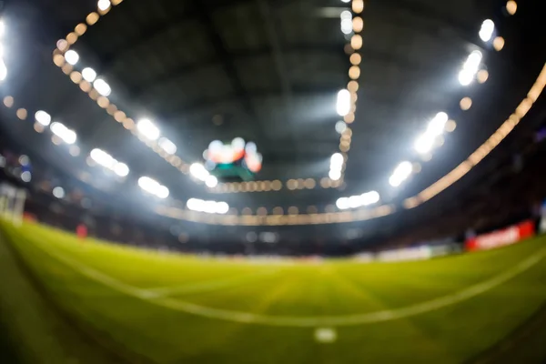 Campo borroso con luces y lleno de espectadores en el estadio — Foto de Stock