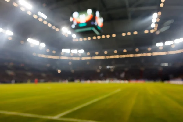 Wazig veld met verlichting en vol met toeschouwers in het stadion — Stockfoto