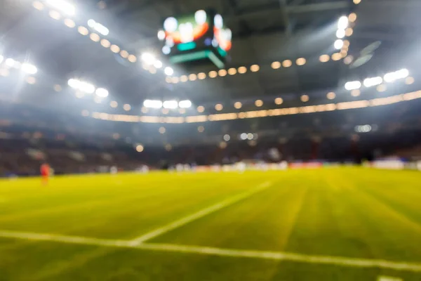 Verschwommenes Feld mit Lichtern und voller Zuschauer im Stadion — Stockfoto