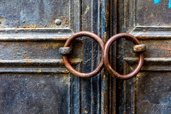 Zbliżenie metalowych vintage drzwi z klamką drzwi metalowe — Zdjęcie stockowe