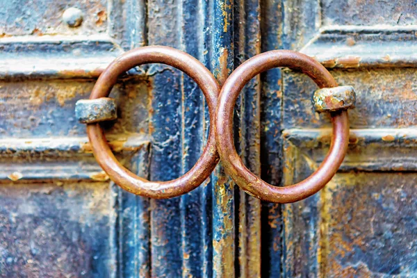 Primer plano de la puerta de metal vintage con mango de puerta de metal — Foto de Stock