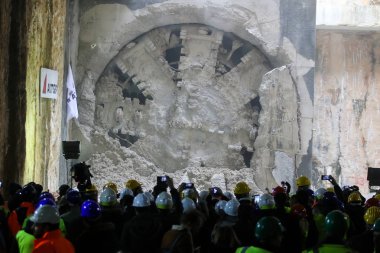 Şehrin merkezine metro inşaatı için çalışıyor